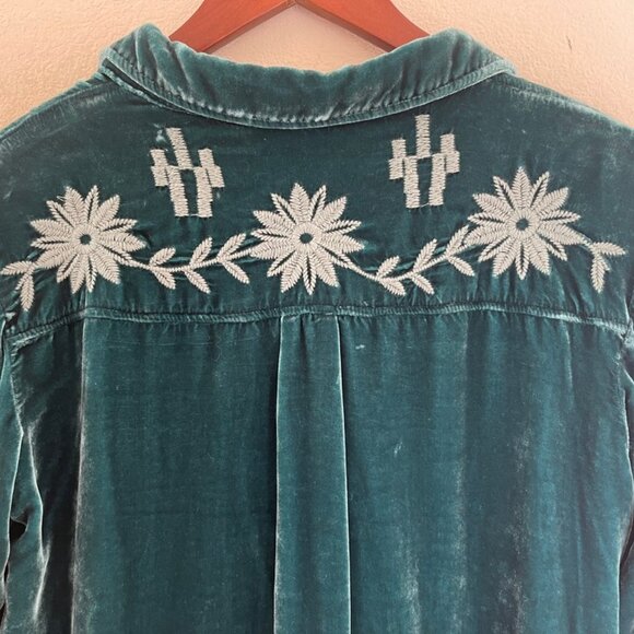 JOHNNY WAS Green Velvet Blouse/Floral Embroidery; Small; Pit to Pit: 20.5" NWOT! - Picture 4 of 10
